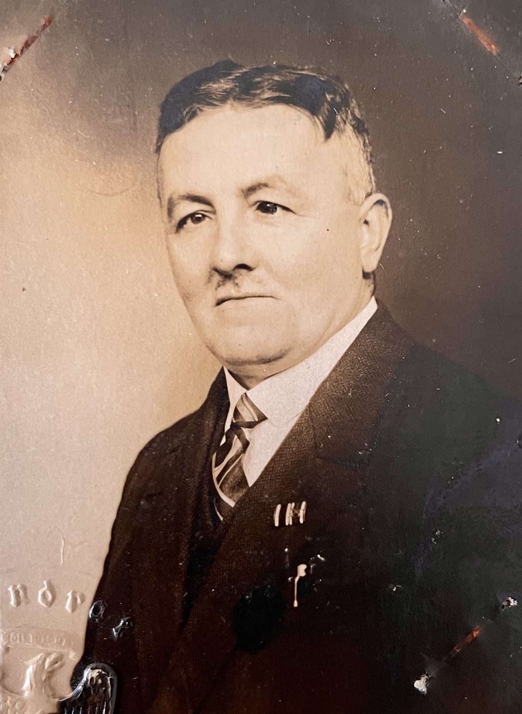 Historische Porträtfotografie von Ernst Rohloff im Anzug mit Krawatte, um 1936